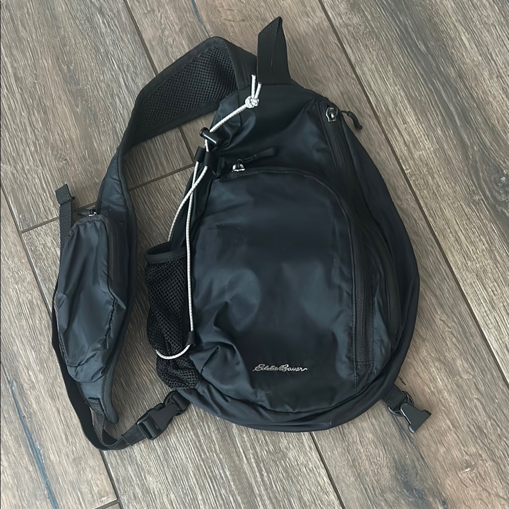 Eddie Bauer Black Ripstop 8 liters sling pack